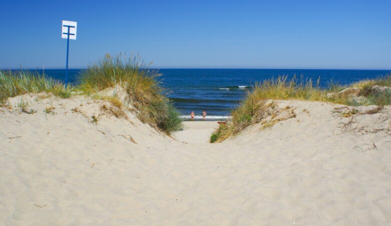 Zdjęcie wejścia na plażę naturystów w Rowach